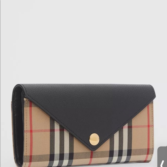 I no longer use the wallet. Basically new. - Picture 3 of 7